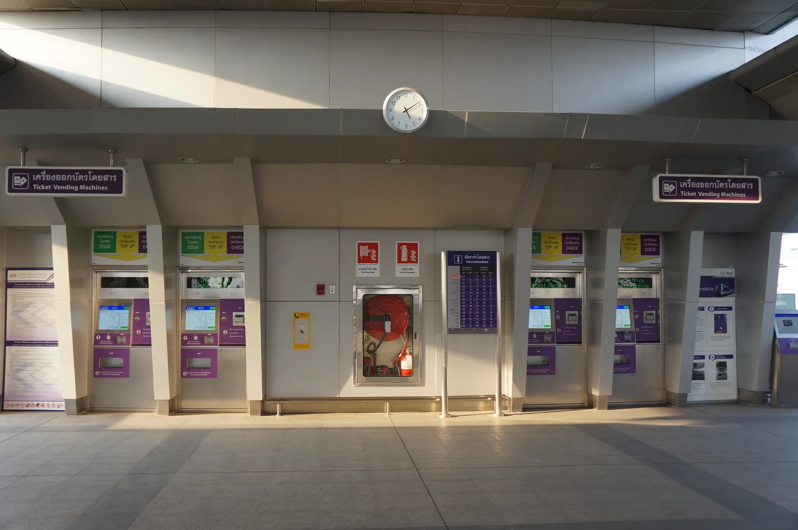A Bangkok transit card and ticket machine at a BTS station
